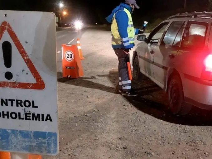 “¿Vas a soplar o no?”: sanjuanino marcó el récord de alcoholemia en Año Nuevo, luego de varios intentos por zafar del test (video)